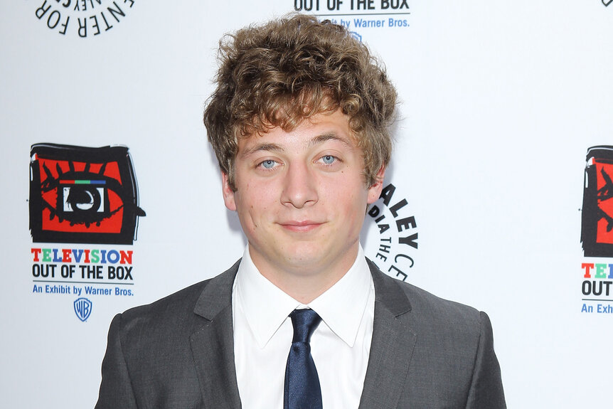 Jeremy Allen White wears a grey suit on the red carpet of an event