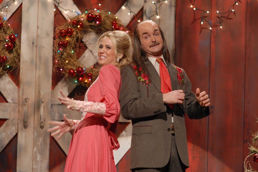 Kristen Wiig and Will Forte wear festive holiday clothes on SNL Episode 1542.