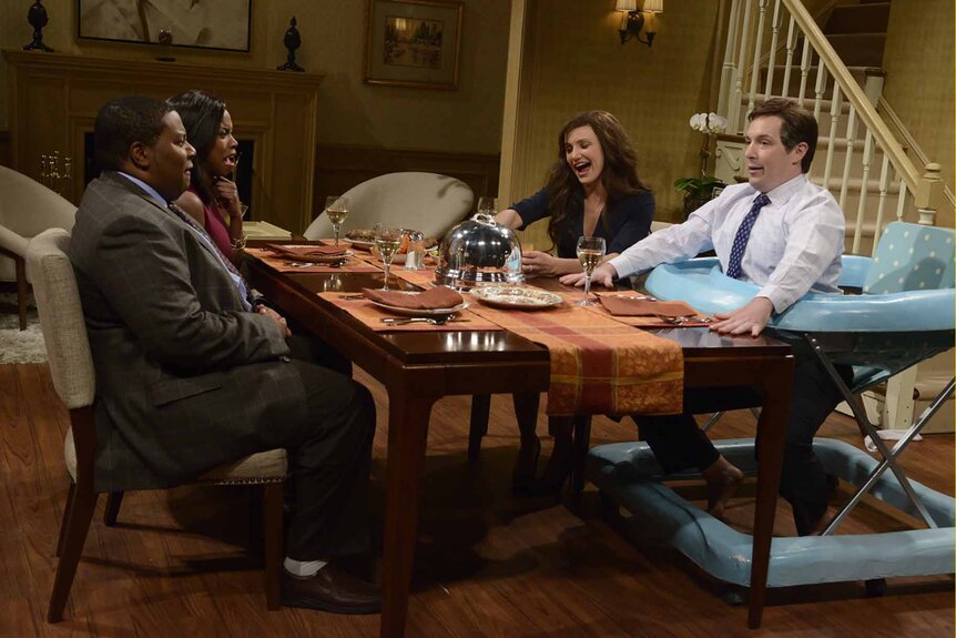 The cast of SNL sit at a table on Episode 1669.