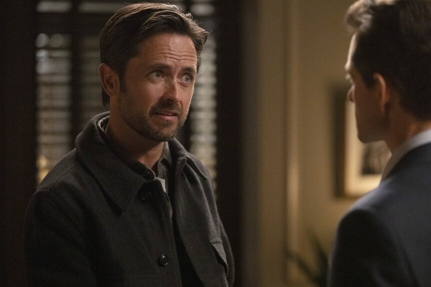 Thomas Price ( Justin Chatwin) speaks with a man in Law & Order Episode 2411.