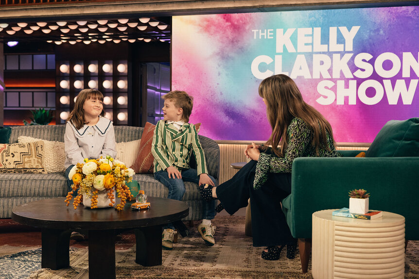 River Blackstock and Remy Blackstock sit with their mom on The Kelly Clarkson Show