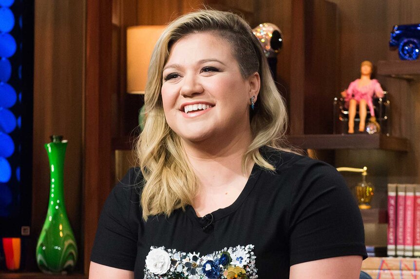 Kelly Clarkson smiling with half her head shaved during Watch What Happens Live Season 12, Episode 43.