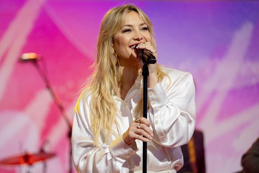 Kate Hudson singing on stage on TODAY.