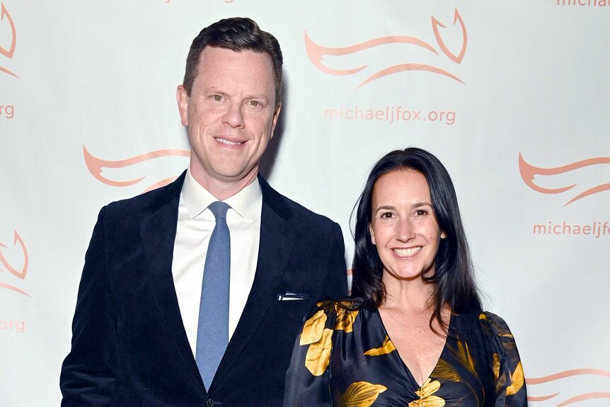 Willie Geist and wife Christina Geist posing and smiling together at the 2023 A Funny Thing Happened On The Way To Cure Parkinson's Gala.