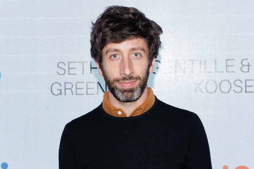 Simon Helberg smiling and posing at the 8th Annual Freeze HD.