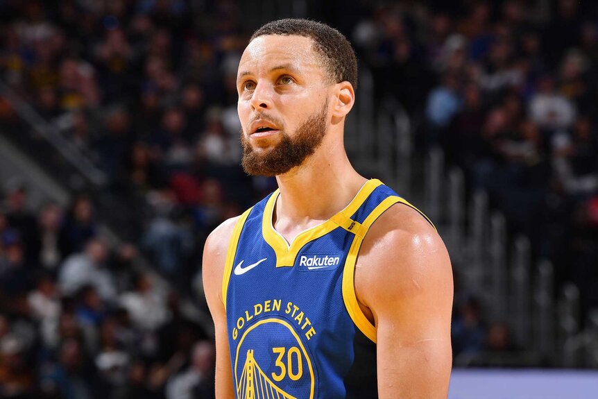 Stephen Curry on the court during a game against the Dallas Mavericks.