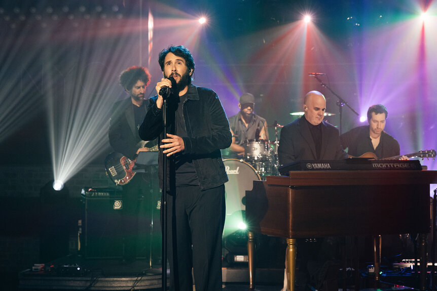 Josh Groban performs on stage on the kelly clarkson show season 6 Episode 105