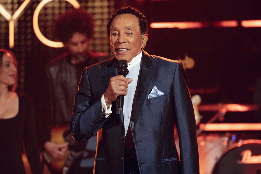 Smokey Robinson singing on stage during The Kelly Clarkson Show Season 6, Episode 107.